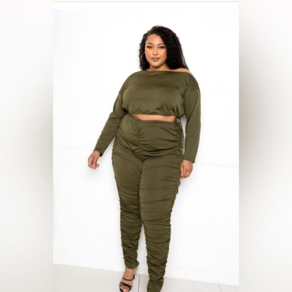 PLUS SIZE OFF SHOULDER CROP TOP & RUCHED LEGGINGS SET - Picture 2 of 4